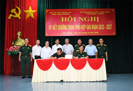 Ký kết phối hợp hoạt động giữa Bộ CHQS tỉnh Bình Phước với Ủy ban Đoàn kết Công giáo tỉnh Bình Phước giai đoạn 2023-2027