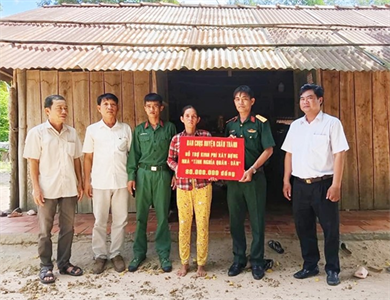 Tỉnh Tây Ninh trao kinh phí xây nhà “Tình nghĩa quân-dân”