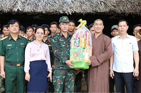 Lãnh đạo Quận 7 thăm cán bộ, chiến sĩ Trung đoàn Gia Định hỗ trợ địa phương vệ sinh môi trường