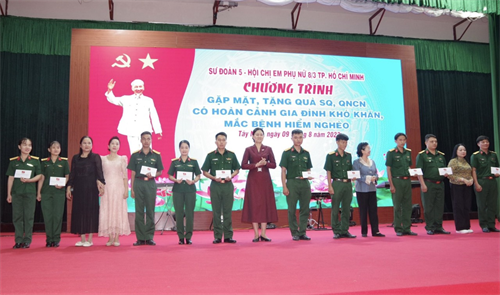 Hội chị em phụ nữ 8/3 Thành phố Hồ Chí Minh tham quan, giao lưu tại Sư đoàn 5