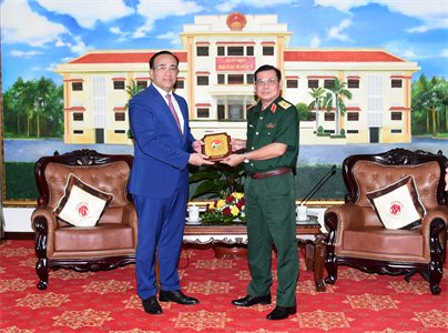 Thiếu tướng Đặng Văn Lẫm, Phó Tư lệnh Quân khu tiếp Tổng lãnh sự Vương quốc Campuchia