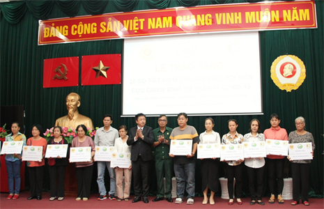 Hội Cựu chiến binh TPHCM tặng sổ tiết kiệm cho gia đình hội viên