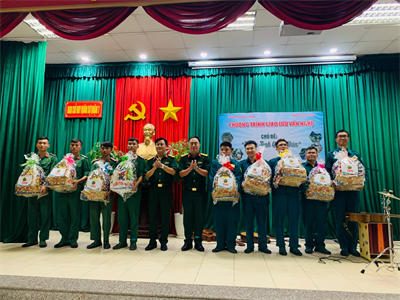 Trung đoàn Gia Định phối hợp giao lưu văn nghệ