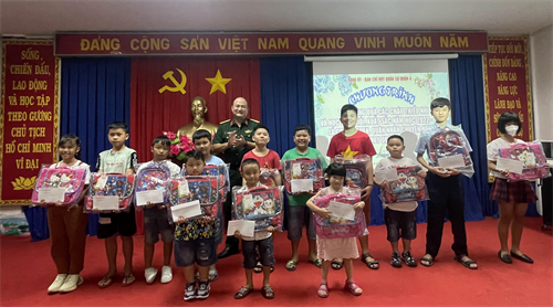 Đảng ủy, Ban CHQS Quận 4 tặng học bổng cho con em cán bộ LLVT quận