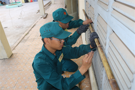 Ban CHQS huyện Nhà Bè tập huấn chằng, chống nhà cửa trong mùa mưa bão