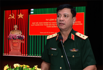 Tư lệnh Quân khu gặp gỡ, giao nhiệm vụ cho đội tuyển bóng đá, bóng chuyền