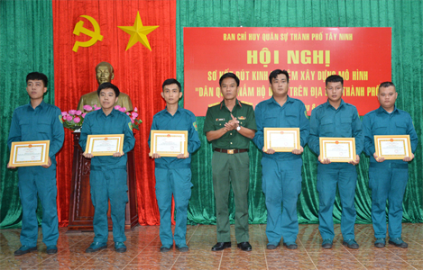 Thành phố Tây Ninh sơ kết xây dựng mô hình “Dân quân nắm hộ dân”