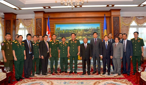 Trung tướng Võ Minh Lương, Tư lệnh Quân khu 7 chúc Tết Chủ tịch Quốc hội Campuchia Samdech Heng Samrin