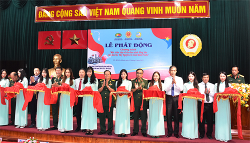 Một triệu tập vở cho học sinh đồng bào các dân tộc tại Tây Nguyên và tỉnh Bình Phước