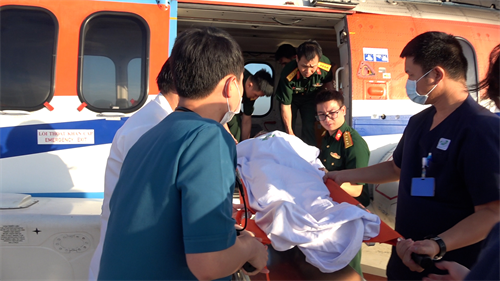 Kịp thời đưa ngư dân từ đảo Phan Vinh về đất liền điều trị