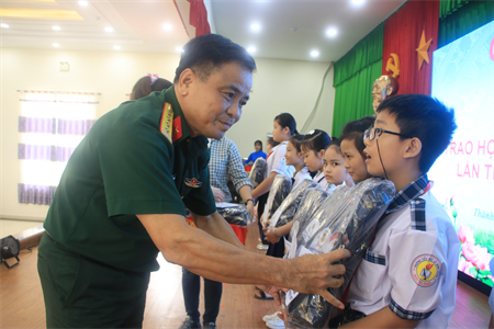 Học bổng Nguyễn Đức Cảnh - Khuyến khích tinh thần hiếu học