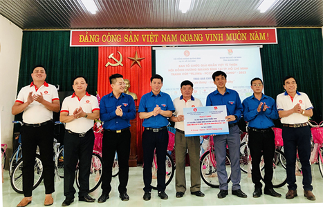 Hội đồng hương Quảng Bình tại TP. Hồ Chí Minh tặng 190 xe đạp cho học sinh có hoàn cảnh khó khăn