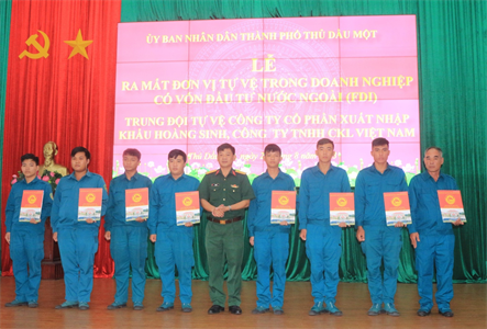 Thành phố Thủ Dầu Một thành lập Trung đội tự vệ trong doanh nghiệp
