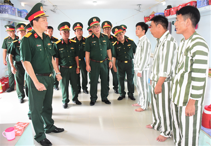 Thiếu tướng Du Trường Giang, Phó Tư lệnh Quân khu 7 thăm kiểm tra Trại giam quân sự T45
