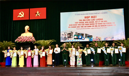 TPHCM tri ân lực lượng tiếp quản, xử lý thi hài, bàn giao tro cốt nạn nhân tử vong và chăm sóc trẻ sơ sinh có mẹ bị nhiễm COVID-19