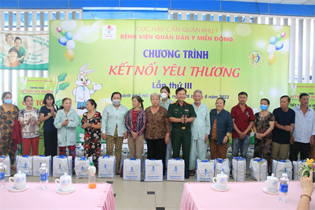 Chương trình “Kết nối yêu thương” mang những món quà ý nghĩa cho bệnh nhân nghèo