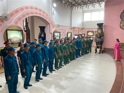 Tuổi trẻ LLVT tỉnh Bình Dương tham quan Nhà tù Phú Lợi