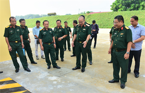 Thiếu tướng Du Trường Giang, Phó Tư lệnh Quân khu nghiệm thu công trình xây dựng nhà Kho Lữ đoàn 26