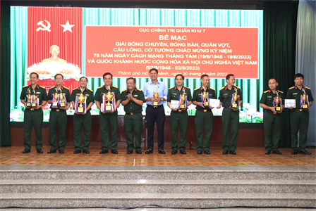 Cục Chính trị Quân khu bế mạc giải thể thao chào mừng cách mạng tháng Tám và Quốc khánh 2-9