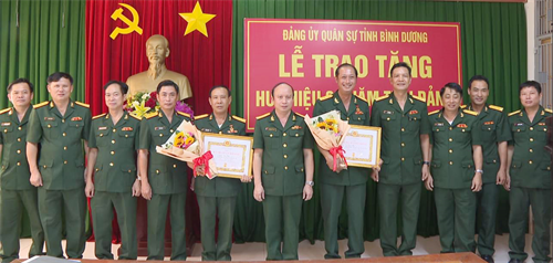 Đảng ủy Quân sự tỉnh Bình Dương trao Huy hiệu Đảng cho đảng viên