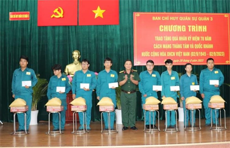 Ban CHQS Quận 3 trao quà động viên chiến sĩ dân quân thường trực có hoàn cảnh khó khăn
