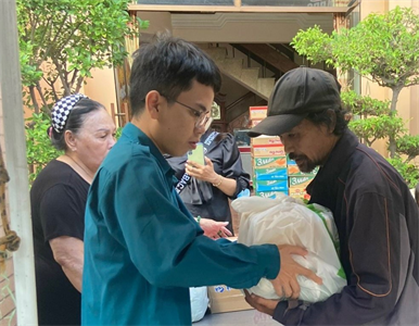 LLVT phường 3, quận Phú Nhuận tặng quà người dân có hoàn cảnh khó khăn