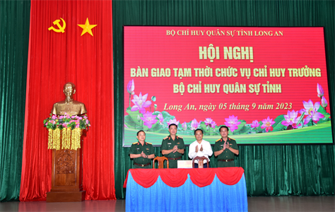 Bàn giao tạm thời chức vụ Chỉ huy trưởng Bộ CHQS tỉnh Long An