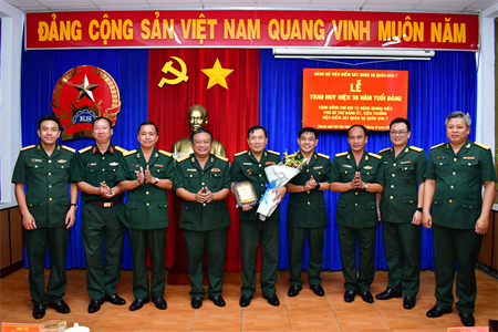 Đảng bộ Viện Kiểm sát Quân sự Quân khu 7 trao Huy hiệu 30 năm tuổi Đảng