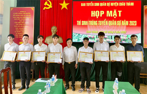 Huyện Châu Thành, tỉnh Long An tuyên dương các thí sinh trúng tuyển vào các học viện, nhà trường Quân đội năm 2023