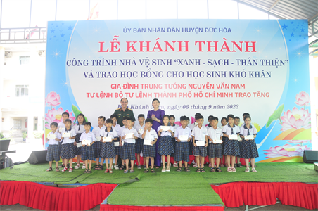 Gia đình Trung tướng Nguyễn Văn Nam hỗ trợ trường học tại tỉnh Long An