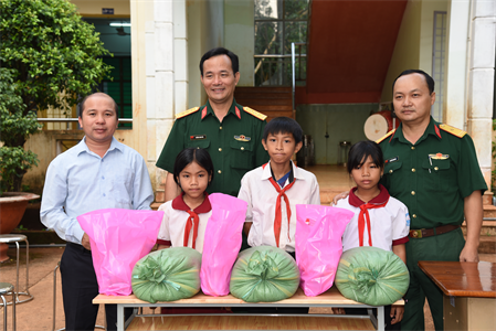 Thắp sáng ước mơ cho học sinh vùng biên