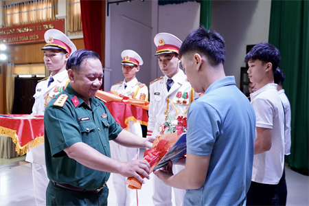 Bộ CHQS tỉnh Bà Rịa-Vũng Tàu tuyên dương các thí sinh trúng tuyển vào các học viện, nhà trường Quân đội