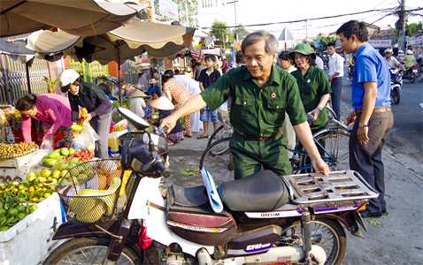 Cựu chiến binh giữ gìn trật tự an toàn giao thông