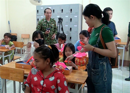 Sở Tài chính TPHCM tặng quà Tết Trung thu học sinh tỉnh Long An