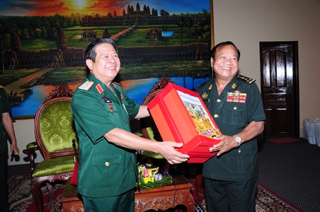 Thiếu tướng Phan Tấn Tài, Phó Tư lệnh Quân khu 7 thăm, chúc tết cổ truyền Chol Ch’Năm Th’Mây tại Quân khu 4 Quân đội Hoàng gia Campuchia