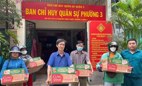 Ban CHQS phường 3, Quận 3 tặng quà quân nhân dự bị, dân quân thường trực, người dân khó khăn