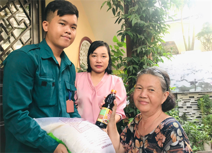 LLVT phường 3, quận Phú Nhuận chia sẻ với người dân có hoàn cảnh khó khăn