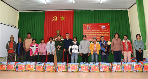 Học viện Lục quân hành quân dã ngoại làm công tác dân vận