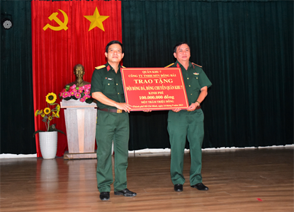 Công ty Đông Hải tặng quà đội bóng đá, bóng chuyền tham gia thi đấu tại Hội thao toàn quân năm 2023