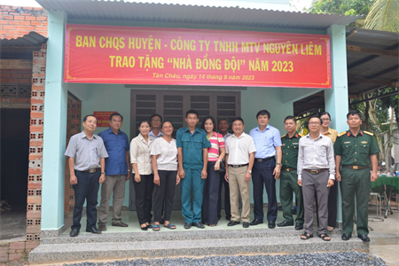 Ban Chỉ huy Quân sự huyện Tân Châu, tỉnh Tây Ninh tặng nhà đồng đội