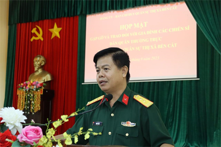 Ban CHQS thị xã Bến Cát gặp mặt gia đình chiến sĩ dân quân thường trực