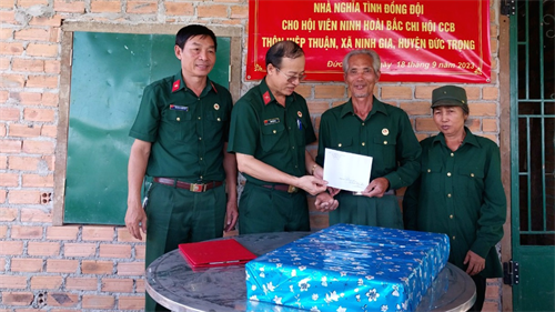 Huyện Đức Trọng, tỉnh Lâm Đồng trao nhà “Nghĩa tình đồng đội”