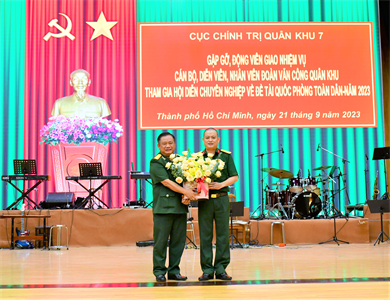 Cục Chính trị Quân khu gặp gỡ, động viên, giao nhiệm vụ cán bộ, diễn viên, nhân viên Đoàn Văn công