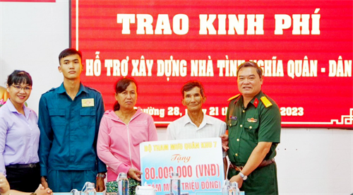 Bộ Tham mưu Quân khu trao kinh phí xây dựng nhà tình nghĩa quân - dân tại quận Bình Thạnh