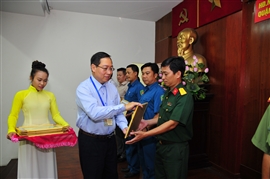 Quận 12: Khen thưởng 53 tập thể, cá nhân và  11 gia đình quân nhân tiêu biểu tuyển quân năm 2017