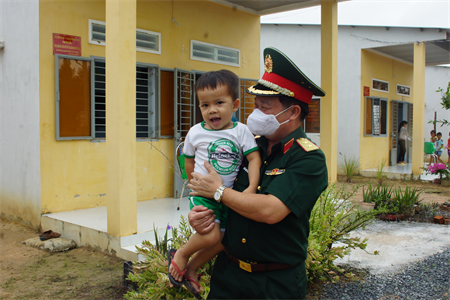 Xây dựng cột mốc lòng dân nơi biên giới