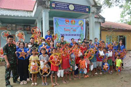 Bộ CHQS tỉnh Tây Ninh tổ chức Trung thu cho các cháu thiếu nhi xã Ninh Điền