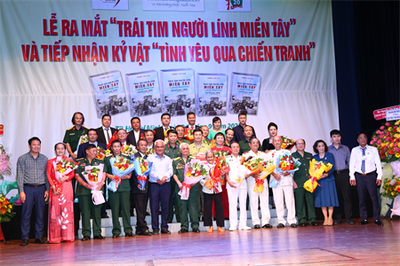 Ra mắt Câu lạc bộ “Trái tim người lính Miền Tây” và tiếp nhận kỷ vật “Tình yêu qua chiến tranh