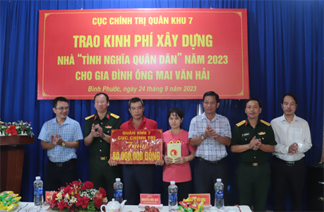 ​Cục Chính trị Quân khu 7 trao kinh phí xây dựng Nhà "Tình nghĩa quân - dân" năm 2023
