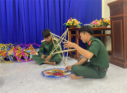 Đoàn Cơ sở Quân sự huyện Vĩnh Hưng làm lồng đèn tặng thiếu nhi